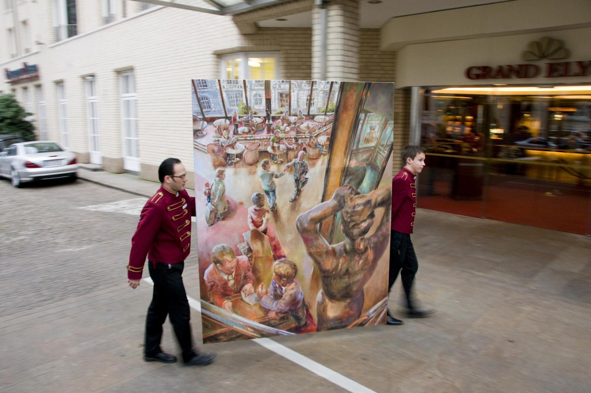Grand Elysee Αμβούργο Εξωτερικό φωτογραφία Two bellboys carrying a painting