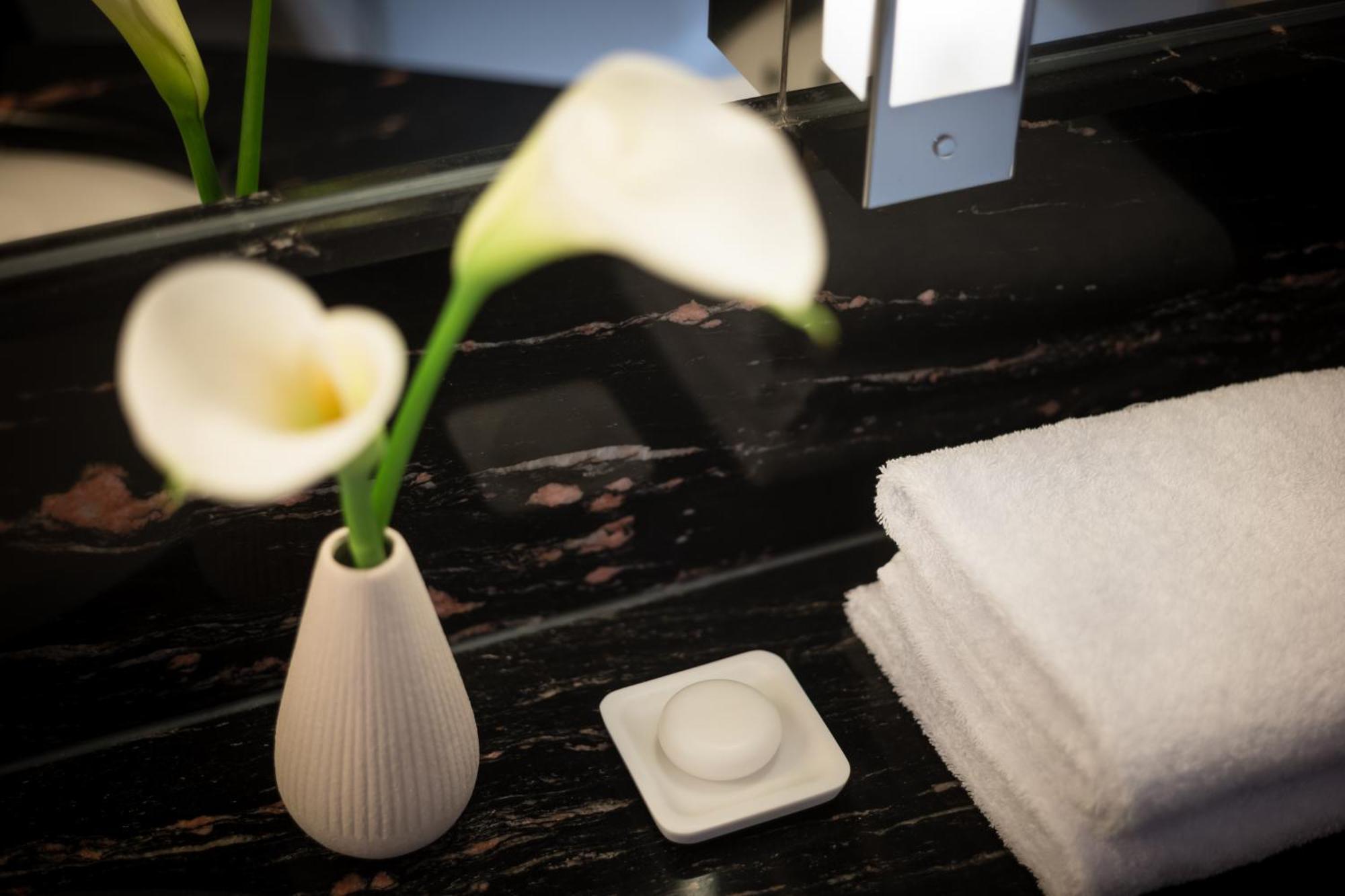 Grand Elysee Αμβούργο Εξωτερικό φωτογραφία A small vase of flowers in a hotel room