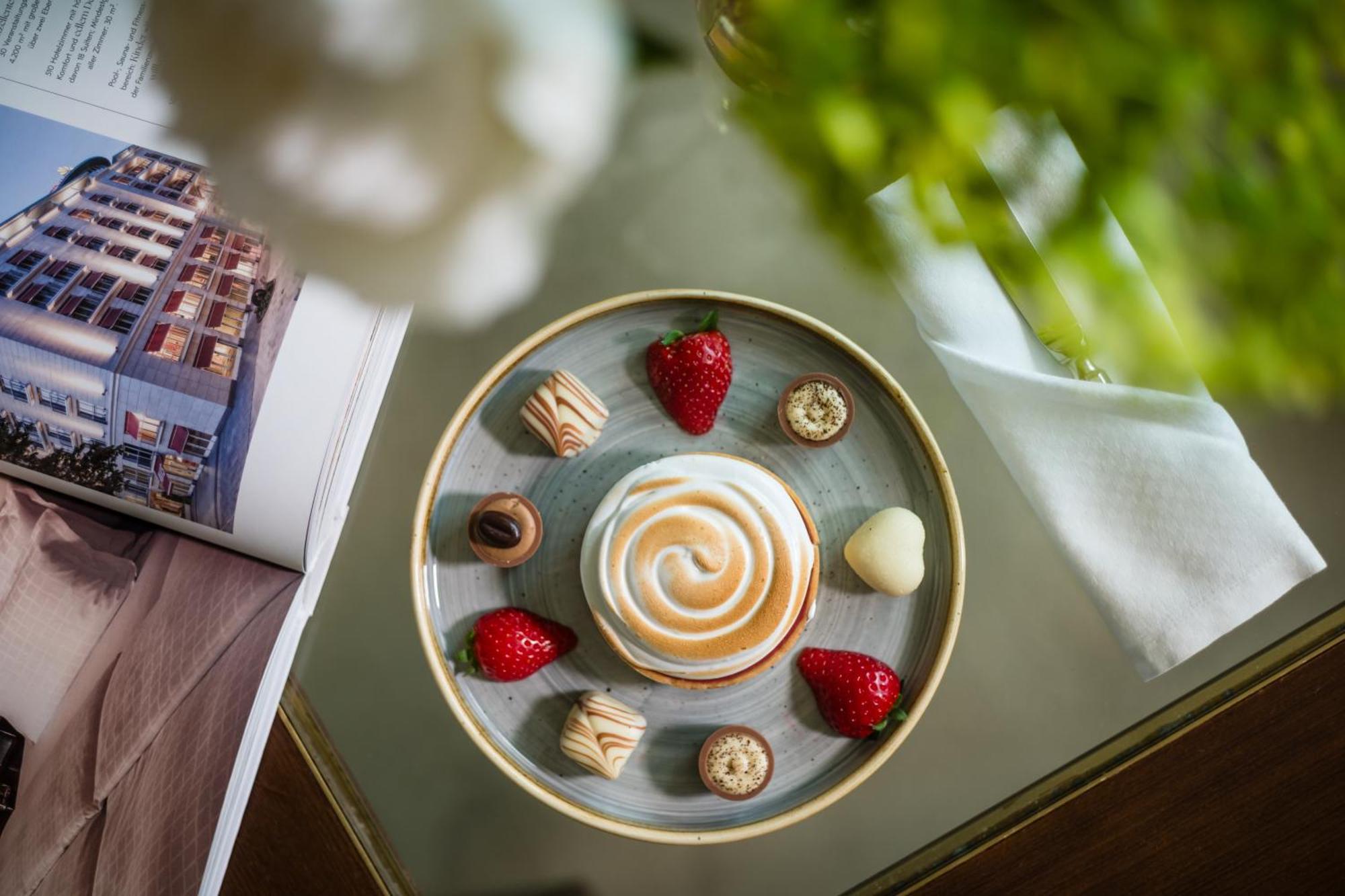Grand Elysee Αμβούργο Εξωτερικό φωτογραφία A coffee with a selection of petits fours