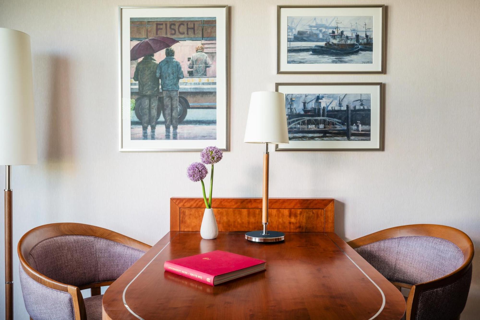 Grand Elysee Αμβούργο Εξωτερικό φωτογραφία A table with a lamp